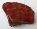Roter Jaspis mit Chalcedon Sphäroiden