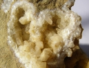 Quarzdruse mit Quarz-Kristallen und Dolomit-Würfel